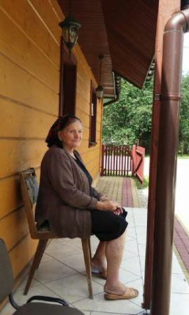 Przyjemnie jest posiedzieć przed domem i powspominać dawne czasy.Strzelce Wielkie czerwiec 2016 r.