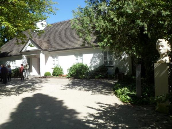 jest dworek, jest pomnik - popiersie - musi starczyć..., do parku zapraszają.