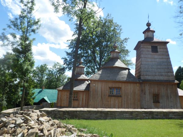 cerkiew - obwiedziona kamiennym murem, też - jak n/z - po solidnej gruntownej  rekonstrukcji.