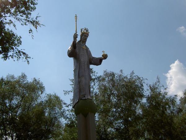 Kolumna z figurą Chrystusa Króla.,,Pogma,,