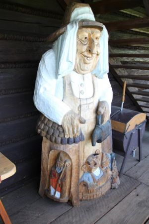 ... kto ma ule - ten słodkie a zarazem beztroskie życie ma... - toteż pszczelarz się raduje - a pani przewodnik to mówiła, że on tak na widok każdej wycieczki..