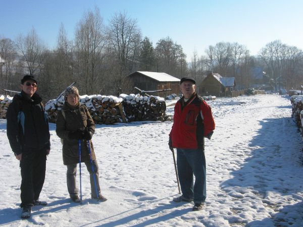 przy sztaplach, widać też drewno olszy czarnej - "rumieni się" po ścięciu, czerwienieje jakby, "wstydzi się" że to jej drewno na Krzyż Chrystusowy posłużyło.