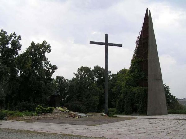 Pomnik Jana Pawła II i d. pomnik Braterstwa Broni