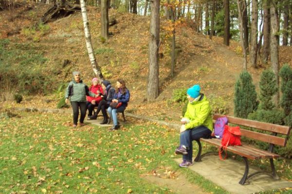 u podnóża Kalwarii przy Grocie Matki Bożej - podczas wędrowania dróżkami kalwaryjskimi.