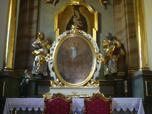 Po lewej stronie w kaplicy w ołtarzu obraz Matki Bożej Królowej Meksyku ,podobny  obraz ale w ołtarzu głównym zobaczymy w Laskach.