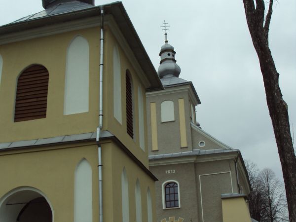 Murowana cerkiew pw. św. Jana Chrzciciela, zbudowana w 1818r. Po wojnie użytkowana jest przez kościół rzymskokatolicki. Przed cerkwią stoi murowana dzwonnica -