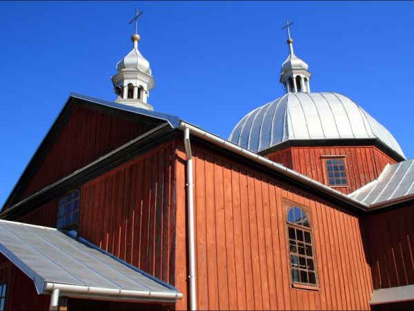 Dawna cerkiew greckokatolicka pw. św. Dymitra Męczennika, wzniesiona w 1904 r. w miejscu poprzedniej; po 1946 r. kaplica rzymskokatolicka pw. św. Wawrzyńca.