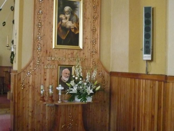 Ołtarz boczny w tutejszym kościele.