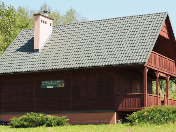 Domek myśliwski Koła Łowieckiego "Jeleń" z Brzozowa - na szyldzie na białym tle pisze : Hroszówka. Wspomnę ponadto iż kompleks leśny na lewo za kapliczką - jej