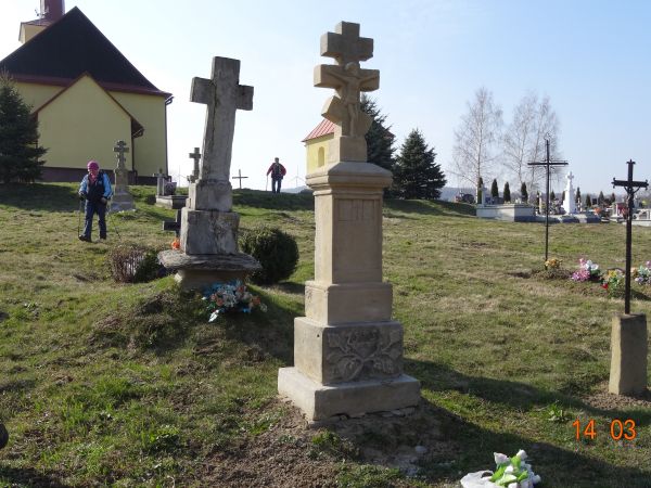 na starym, greckokatolickim cmentarzu, wyżej - po prawej : część / sektor  współczesny - jest teza, że nagrobki nie pochodzą z Brusna Starego ale ze wsi Przybys