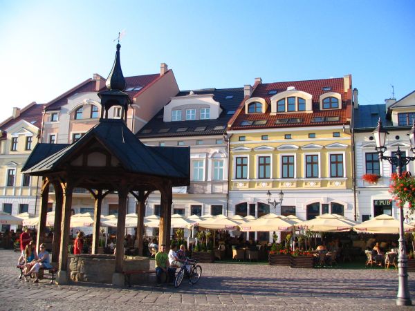 Rynek z zabytkową studnią