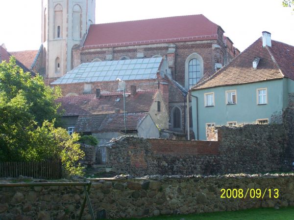 Widok na farę kożuchowską i mury obronne od ul. Spacerowej