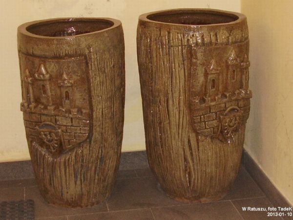 Bunzloki vel buncloki - wazony ozdobne z rodzimej gliny, na czas zimy i remontu postawione w kącie przy "dolnym" wejściu do Ratusza ;-(dat.foto styczeń 2013