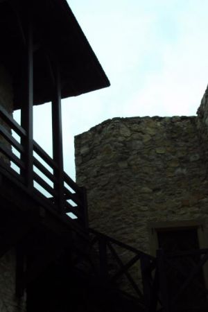 podesty ze schodami i platformy tarasowe - tu na zamku pozwalają przemierzać pierzeje obiektu dopuszczone do zwiedzania - trwają jeszcze prace co pozwoli na udo