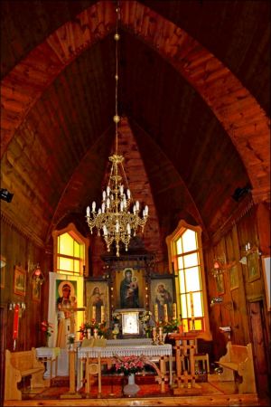 Drewniany kościół parafialny p.w. Matki Boskiej Śnieżnej , zbudowany w 1919 roku wg. projektu inż.arch. Kazimierza Osińskiego.