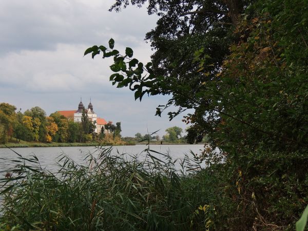 Widok na klasztor z zachodniego brzegu jeziora