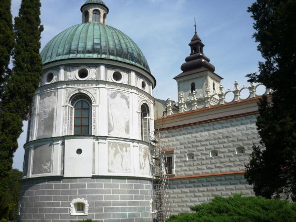 Jedna z najpiękniejszych rezydencji pałacowych w Polsce. Położona 10 km na południe od Przemyśla.  Zamek - pałac powstał w XVI wieku.  Przez kolejne lata rozbud