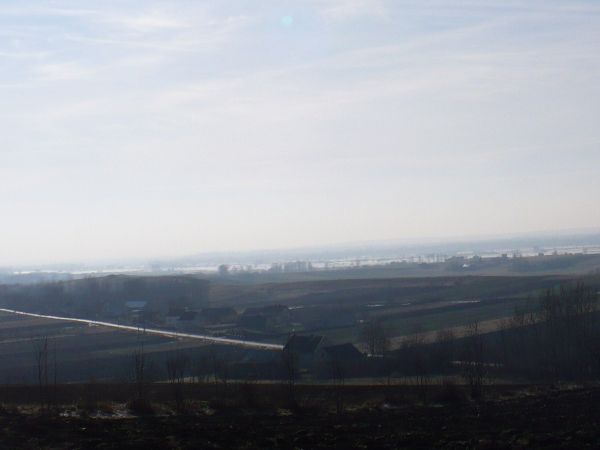Winiary-Żuków...panorama. W tle Wiślica i  błyszczące  rozlewisko Nidy.