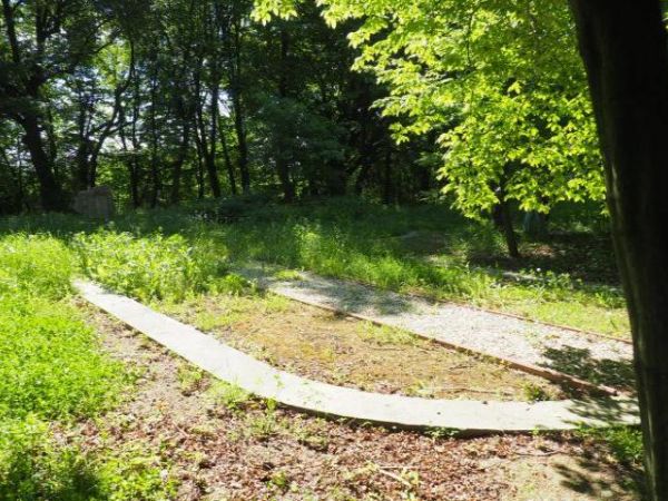 próba nakreślenia obrysu podmurówki cerkwi z traktem przez nawę do ołtarza, zapraszam też do innych zdjęć - tam na planszy więcej w temacie.