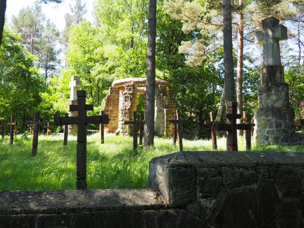 cmentarz wojenny nr 6, zbudowany w 1916r. wg projektu Dusana Jurkowica, kilku architektów było autorami założeń cmentarnych dla konieczności i honoru pogrzebani