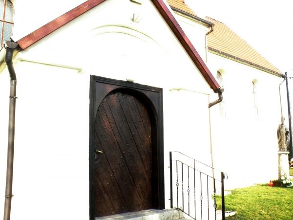 Skromne wejście do kościoła Wniebowzięcia NMP