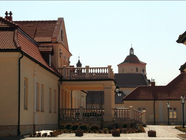 Dwór starościński wzniesiony przez starostę Krzysztofa Szydłowieckiego jako zespół rezydencjalno-obronny - obecnie muzeum