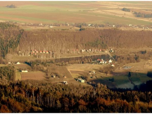 Tak wygląda zalew , w Radkowie w woj.dolnośląskim, widziany  z platformy widokowej na Szczelińcu Wielkim w Karłowie.