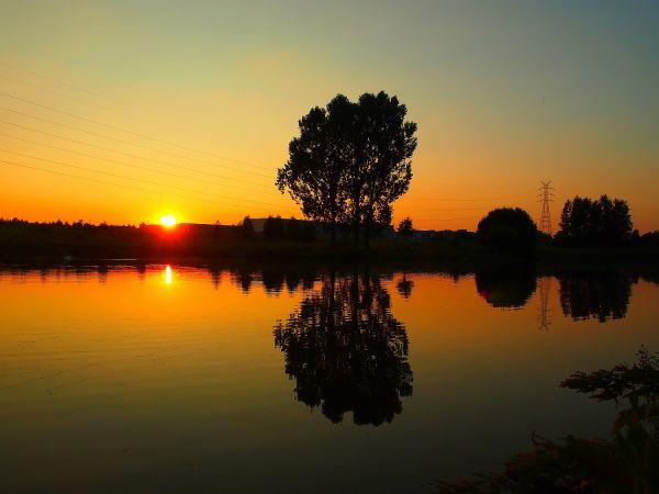 Zachód słońca nad stawem
