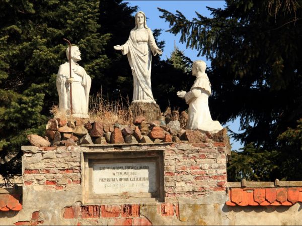 Bazylika Zwiastowania NMP w Leżajsku – wzniesiona w miejscu, gdzie według tradycji ukazała się w 1590 roku Tomaszowi Michałce Matka Boska. Sprawują nad nią opie