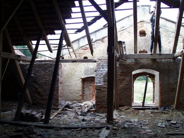 Dom mieszkalny z lewej strony palacu przed naprawa.............!