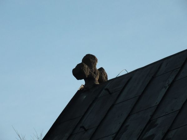 krzyż ( prawdopodobnie pokutny) na dachu kościoła Wszystkich Świętych