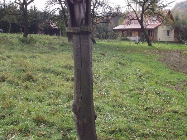 kapliczka szafkowa z rzeźbą przedstawiającą św. Teresę - jest przez artystę opisane w podstawie / bazie, przy temacie : ta święta niesie pomoc w bólach głowy i