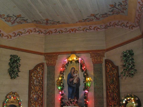 polichromia nad prezbiterium i uposażenie ołtarza głównego a do niedawna świątynia rolę kościoła spełniała, oddana grekokatolikom.