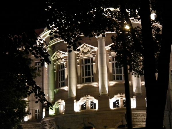 Akademia Medyczna Uniwersytetu Adama Mickiewicza - a mnie kojarzy się z Białym Domem