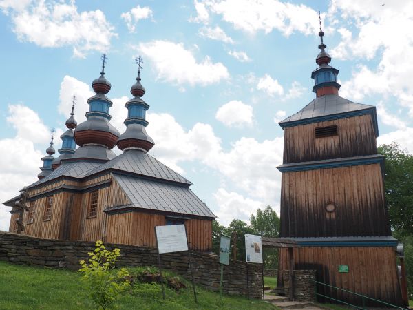 n/z tzw. "założenie cerkiewne" - no bo cerkiew i dzwonnica wolnostojąca oraz murek z polnego kamienia okalający i tu brama a raczej pozorna furta w tym murze, s