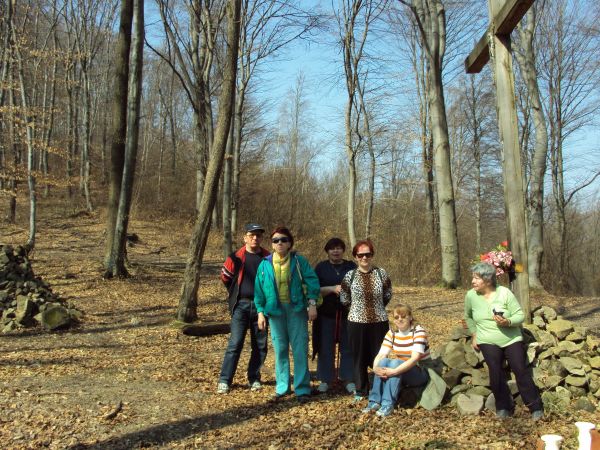 Wg tradycji pierwszy krzyż w tym miejscu postawiony został jako wotum wdzięczności za szczęśliwy powrót z Powstania Styczniowego. W roku 2005 nowy krzyż postawi