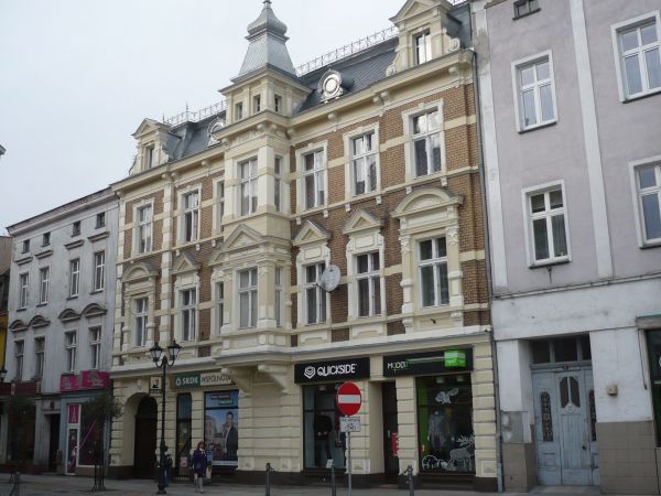 W Rynku ciekawe secesyjne kamienice.