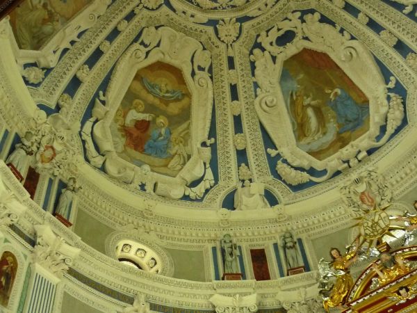 Jedna z najpiękniejszych rezydencji pałacowych w Polsce. Położona 10 km na południe od Przemyśla.  Zamek - pałac powstał w XVI wieku.  Przez kolejne lata rozbud