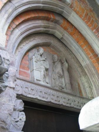 "ukryta" płaskorzeżba przy wejściu do bazylijki