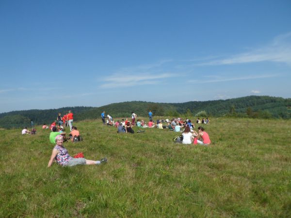 podczas odpoczynku w rajdzie - tu na Pohulance, po prawej : zalesiona Góra Pohary - 496m npm.