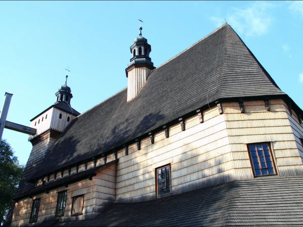 Kościół Wniebowzięcia NMP i św. Michała Archanioła . Na  liście światowego dziedzictwa UNESCO . Kościół w Haczowie jest największym gotyckim drewnianym kościołe