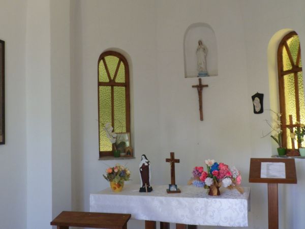 wnętrze - uposażenie kapliczki przy byłym sanatorium dra Domańskiego, n/z po  remoncie.