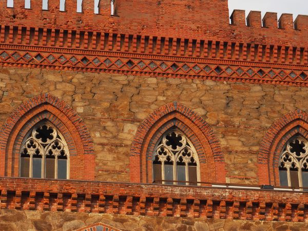 kamień i politurowane cegły - to stanowi budulec - szlachetny w przekazie i mocno reprezentacyjny, no a kunszt wykonania ! - tam chyba akordu nie stosowano ?...