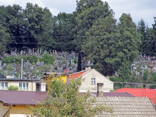 Widok na cmentarz z boiska Victorii II w Piecach