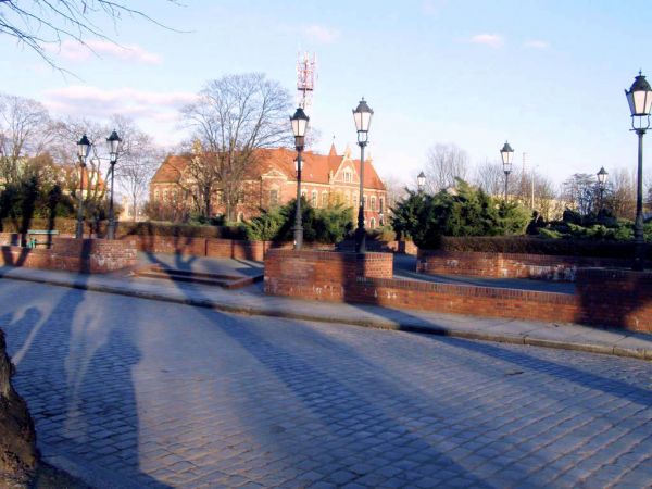 Głogów ul. Hugona Kołłątaja pozostałości (odbudowane fundamenty) po synsgodze żydowskiej fot. 1