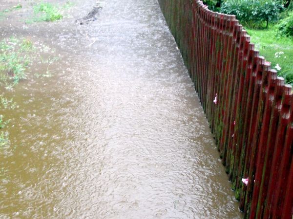 Zalany chodnik w wyniku ulewnego deszczu.