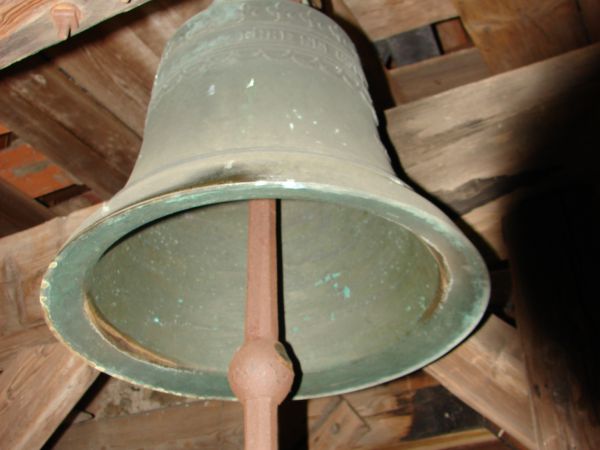 Dzwon z roku 1926 na wieży kościelnej.