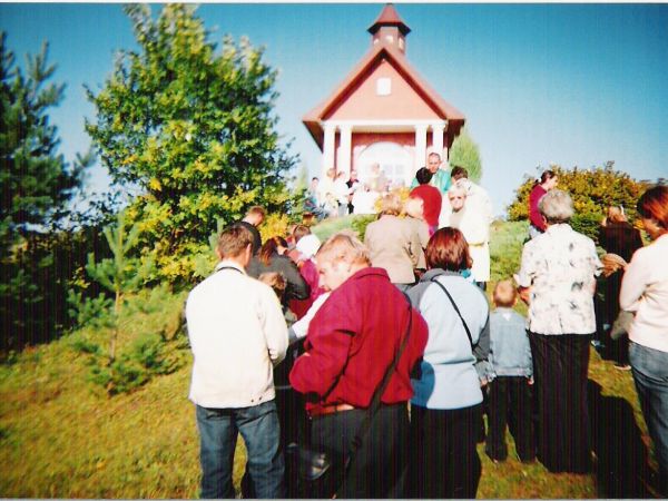 przy kaplicy podczas mszy świętej polowej, z udziałem parafian i turystów - w drodze na wzgórze Gruszka.