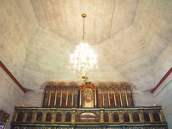 w ikonostasie : od góry - sześć półkoliście to rząd Proroków, niżej - po sześć po obu stronach to rząd apostołów a centralnie ikona Deesis, poniżej - po sześć p