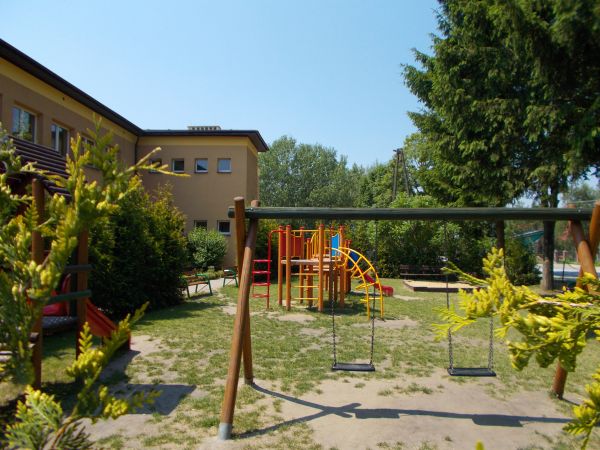 Plac zabaw przy Naszej Szkole Podstawowej w sympatycznej  zieleni Brzostkowa .